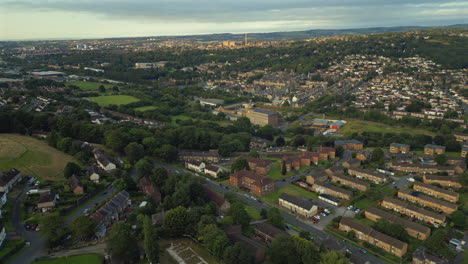 Richten-Sie-Einen-Drohnenschuss-über-Gaisby-Ein-Und-Blicken-Sie-In-Richtung-Stadtzentrum-Von-Bradford