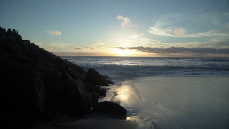 Las-Puestas-De-Sol-Sobre-El-Océano-Pacífico-En-Una-Playa-Cerca-De-Carlsbad,-California