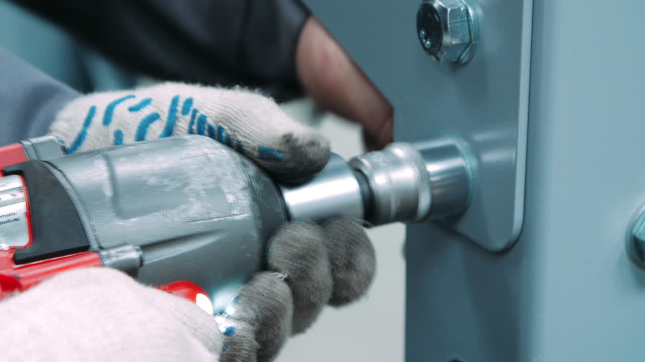 utilizando un destornillador inalámbrico con boquilla especial durante el montaje de las unidades