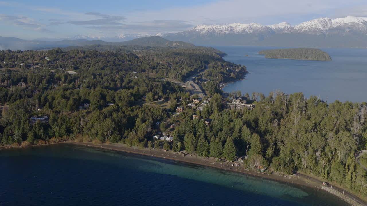 Penisola boscosa di Villa La Angostura lungo il Lago Nahuel Huapi nel Parco Nazionale della Provincia di Neuquén, Patagonia, Argentina, all'interno della foresta temperata di Nothofagus delle Ande della Patagonia settentrionale, ripresa orbitante