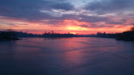 Sonnenaufgang-An-Einem-Eisigen-See-Mit-Kleinen-Inseln-Im-Winter-Drohnenaufnahmen,-Aufgenommen-Mit-Einem-Dji-Spark-1080p-30fps