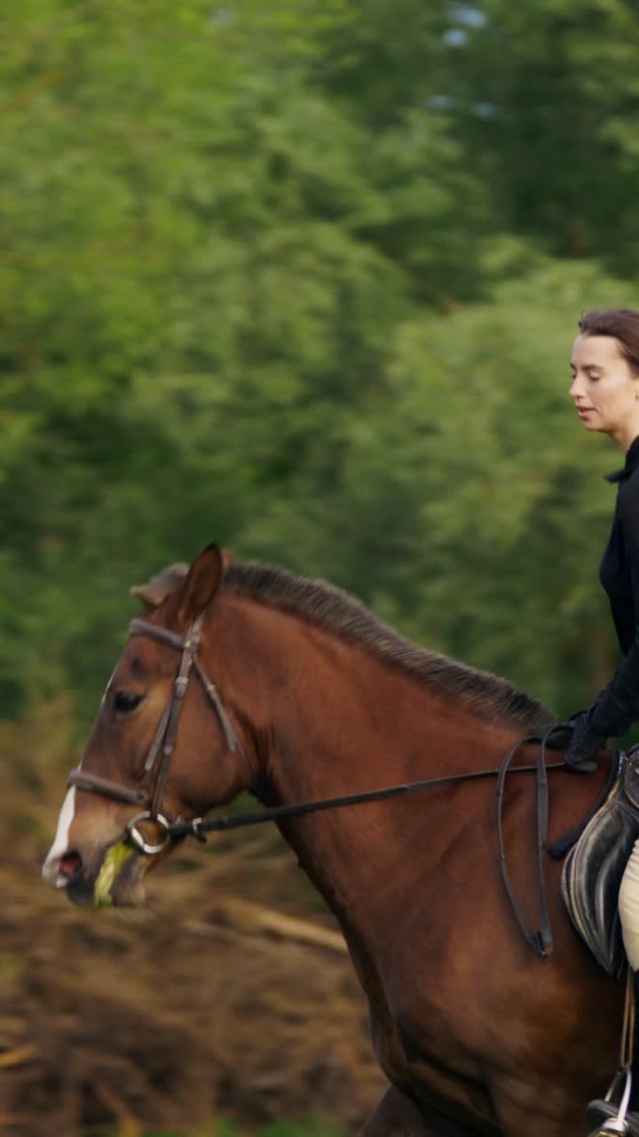 Mujer montando a caballo en un campo
