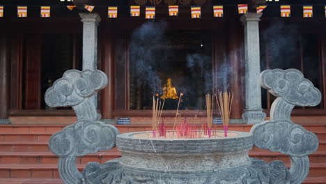 incienso en un templo budista en vietnam