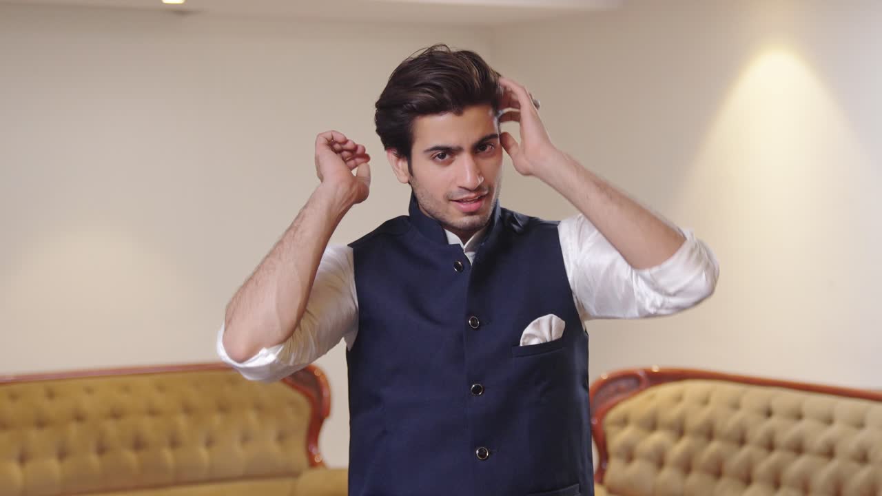 멋진 인도인 남자가 밖으로 나갈 준비를 하고 있습니다.