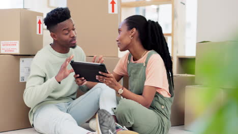 tableta, renovación y una pareja negra planeando