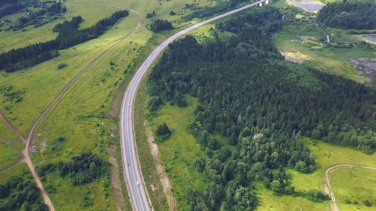 воздушный вид извилистой дороги через горный ландшафт