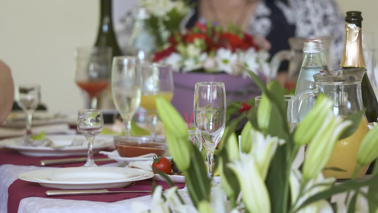 la gente celebra las fiestas en una cena festiva.