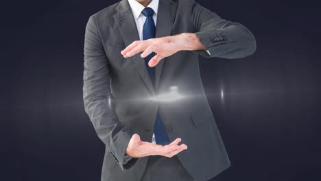 animación de un punto de luz brillante entre las manos de un hombre de negocios sobre un fondo gris