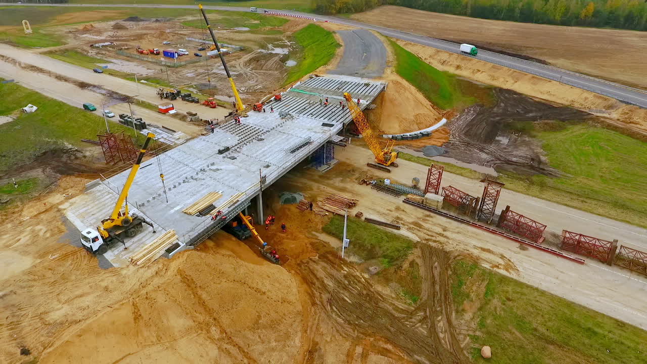 construcción de un cruce de carreteras. vista desde arriba. vista del cielo de la reparación de puentes en la carretera