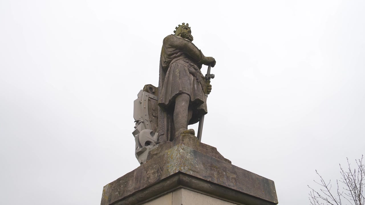 Statua di Robert the Bruce nel Castello di Stirling, vista dal basso.