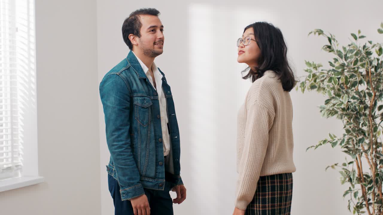una pareja casada se muda a un apartamento recién comprado, están felices de alquilar una casa, se abrazan, el hombre levanta a la mujer con alegría, felicidad
