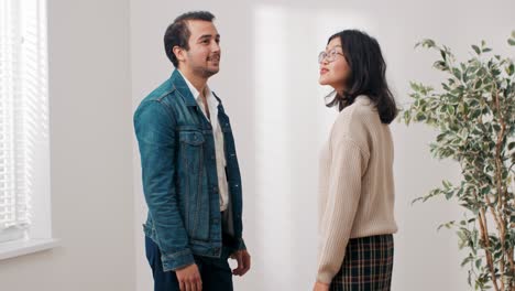 una pareja casada se muda a un apartamento recién comprado, están felices de alquilar una casa, se abrazan, el hombre levanta a la mujer con alegría, felicidad