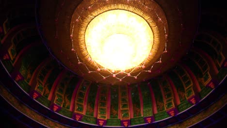 luz de techo del interior del templo o puja pandal en india