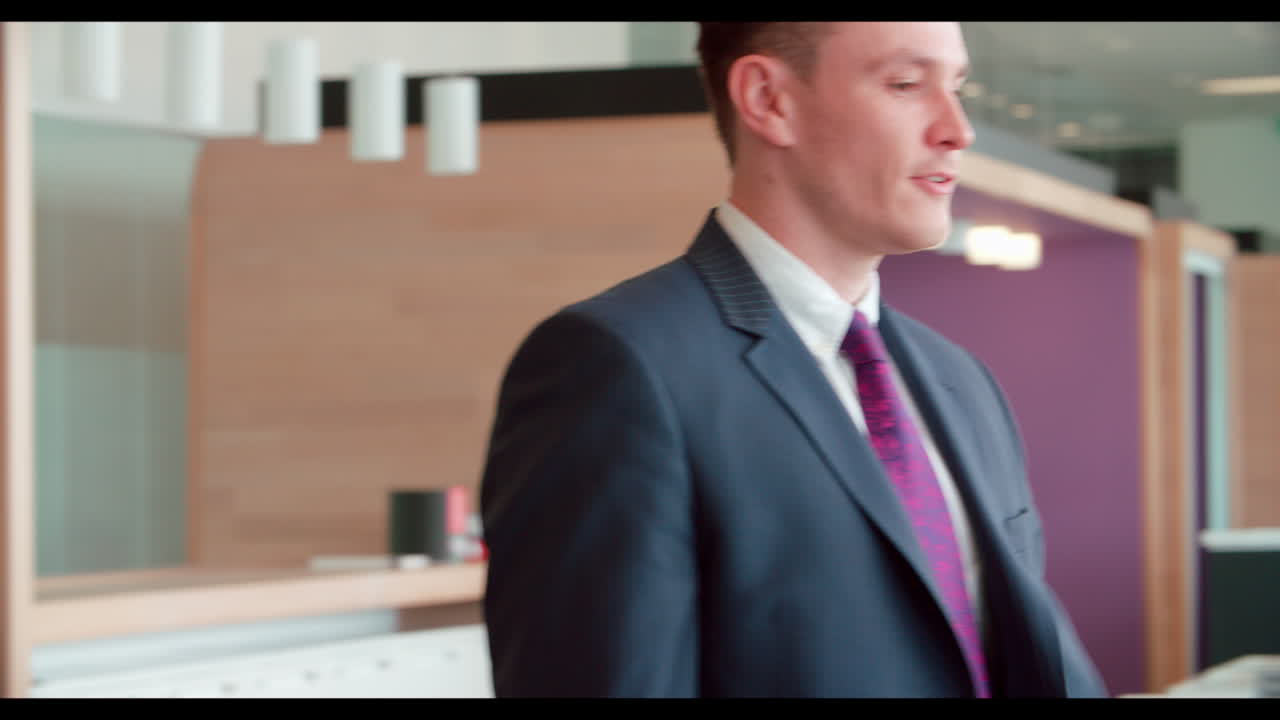 현대적인 사업 건물의 입구에서 을 습니다.