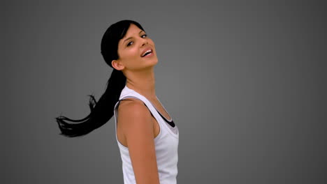 Morena-En-Forma-Sonriendo-A-La-Cámara-Y-Sacudiendo-Su-Cabello