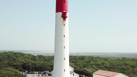 viejo faro rojo y más blanco