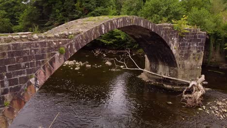 Luftaufnahme-Der-Cromwells-Brücke-über-Den-Fluss