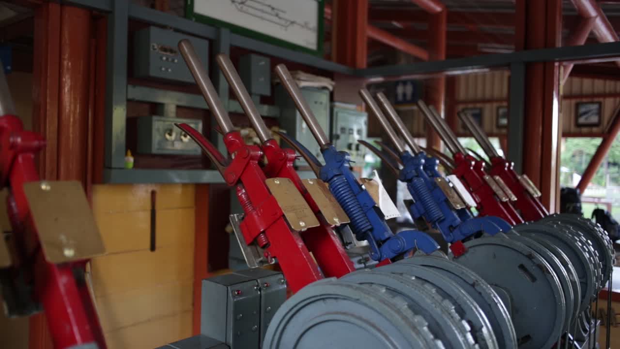 Riprese ravvicinate della sala di controllo degli scambi ferroviari.