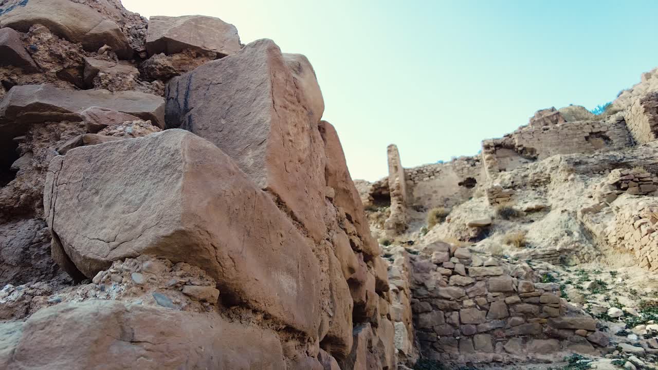 un cañón con casas en ruinas en un entorno post-apocalíptico