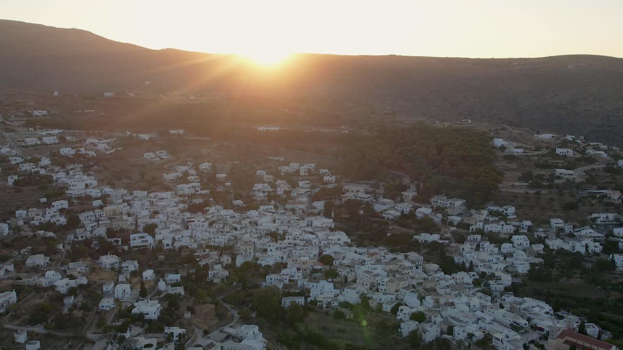 Vedute aeree del villaggio di Lefkes, sull'isola greca di Paros