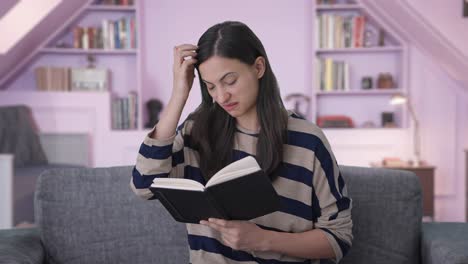 Niña-India-Confundida-Escribiendo-Un-Libro