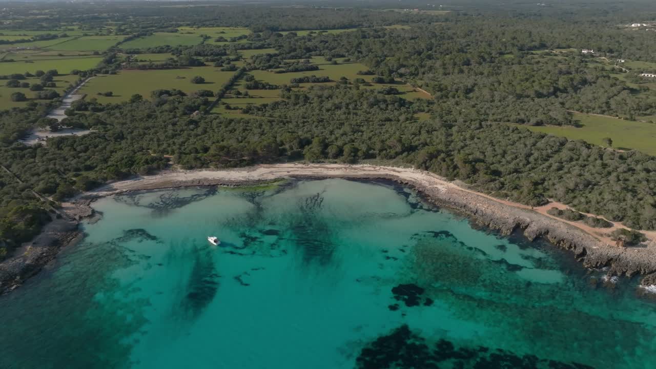 Spiaggia di Son Saura, isola di Minorca, Spagna: sabbia bianca e acque basse del Mar Mediterraneo