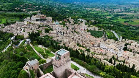 Vista-De-La-Ciudad-De-Asís,-En-La-Ladera-De-Una-Colina,-En-La-Provincia-De-Perugia,-Región-De-Umbría,-Italia