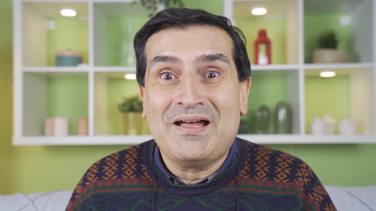 un hombre maduro y lindo feliz sorprendido por las buenas noticias.