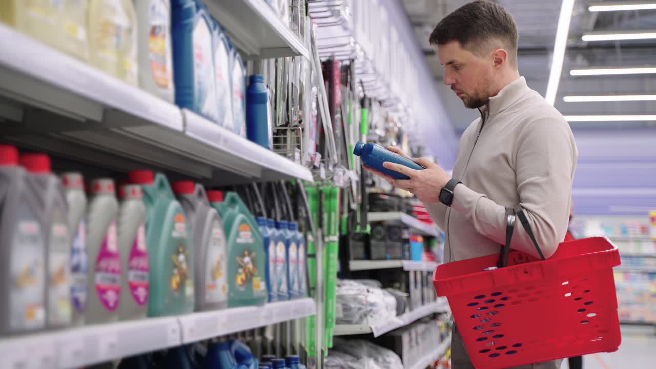 hombre comprando aceite de motor en un supermercado