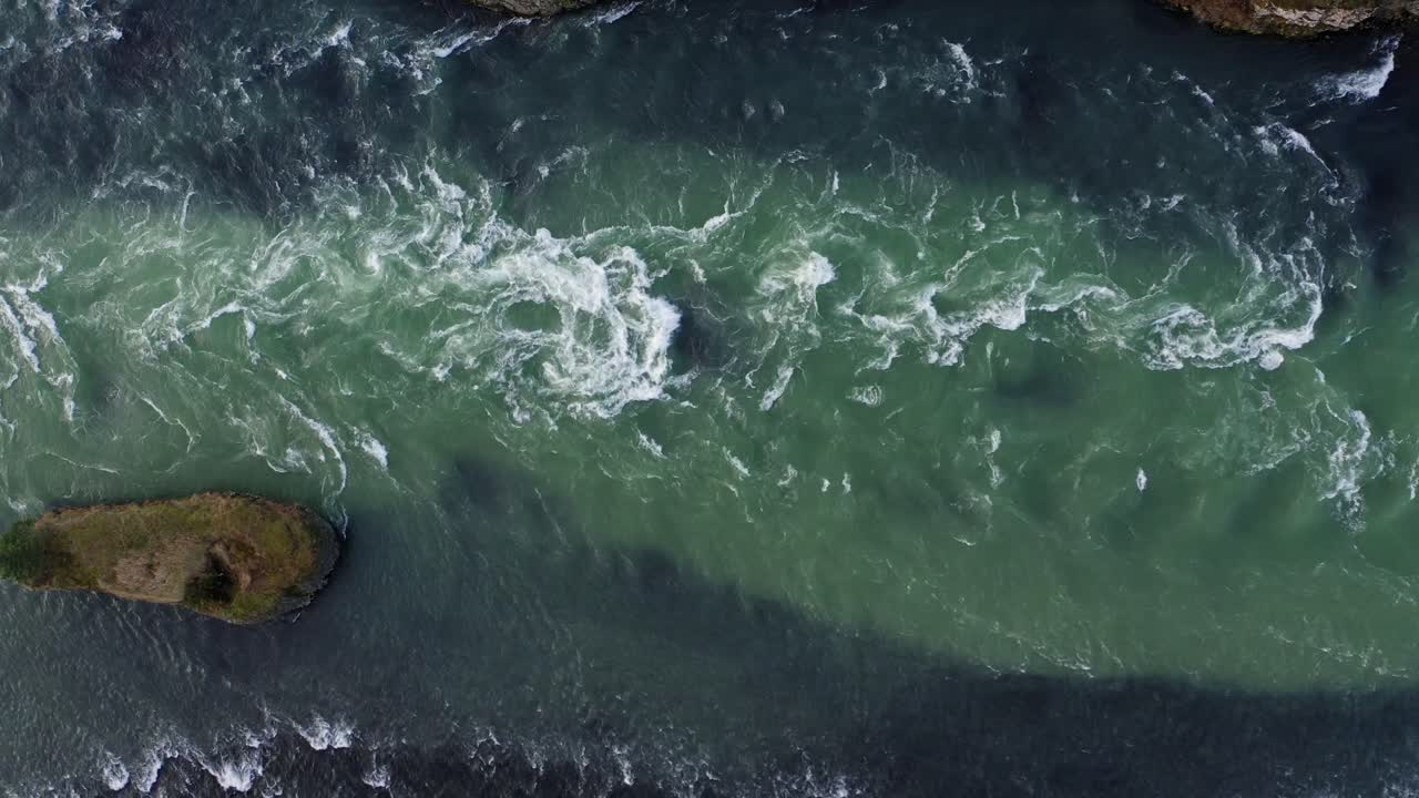 agua prístina que corre a través del río olfusa bajo olfusarbru cerca de la ciudad de selfoss en el sur de islandia