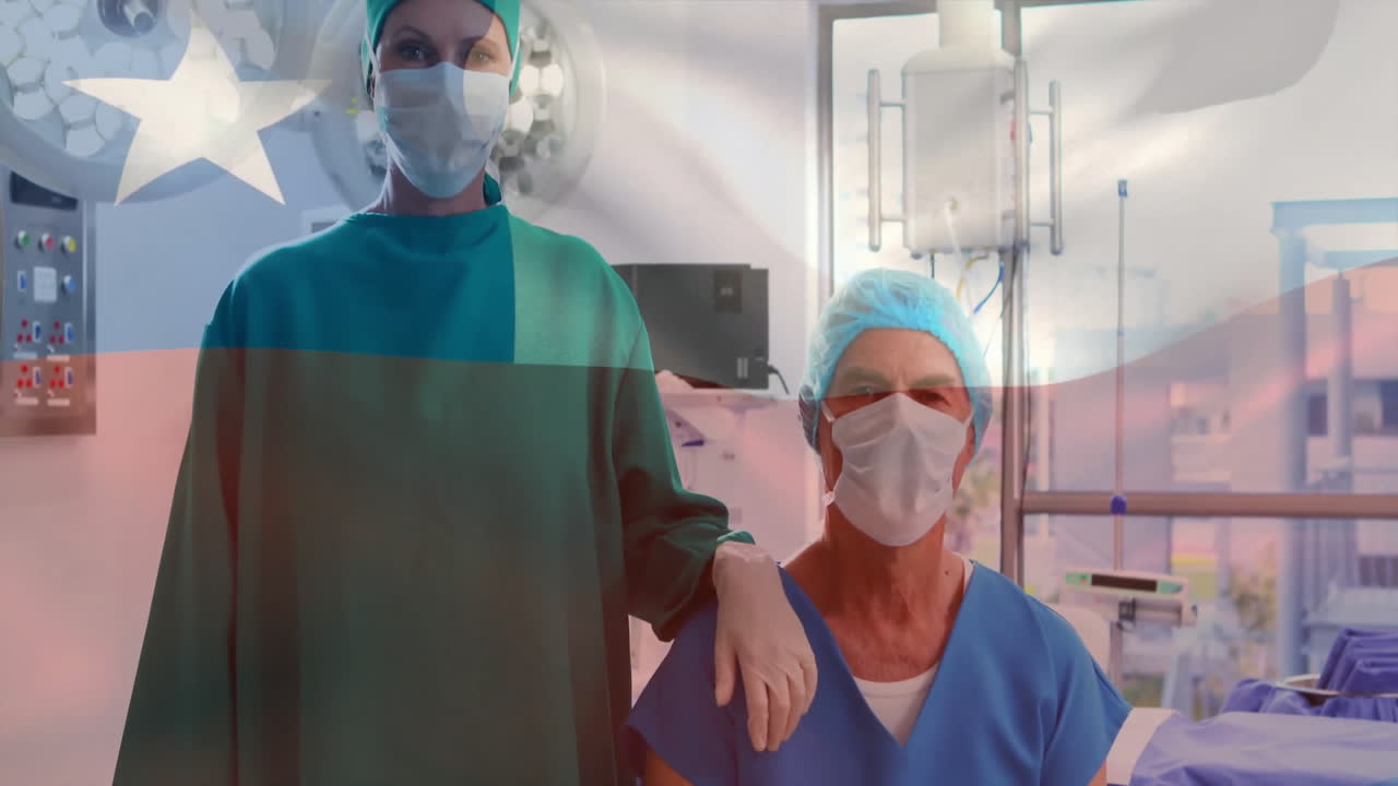 Infermiera in piedi dietro il chirurgo in sala operatoria medica, che mostra una sovrapposizione animata di un grafico dei segni vitali.