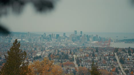 ciudad de vancouver al fondo, temporada de otoño, desde la montaña burnaby, columbia británica, canadá en 4k