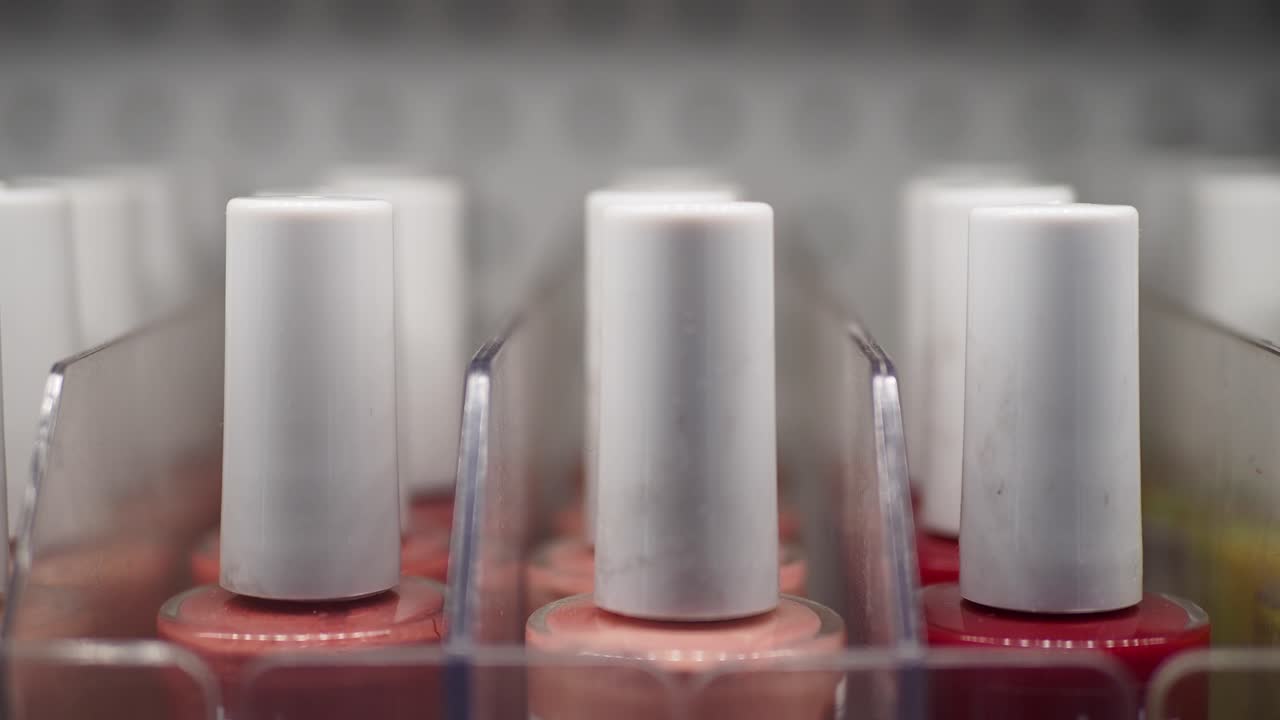 un primer plano de un estante de botellas de esmalte de uñas.