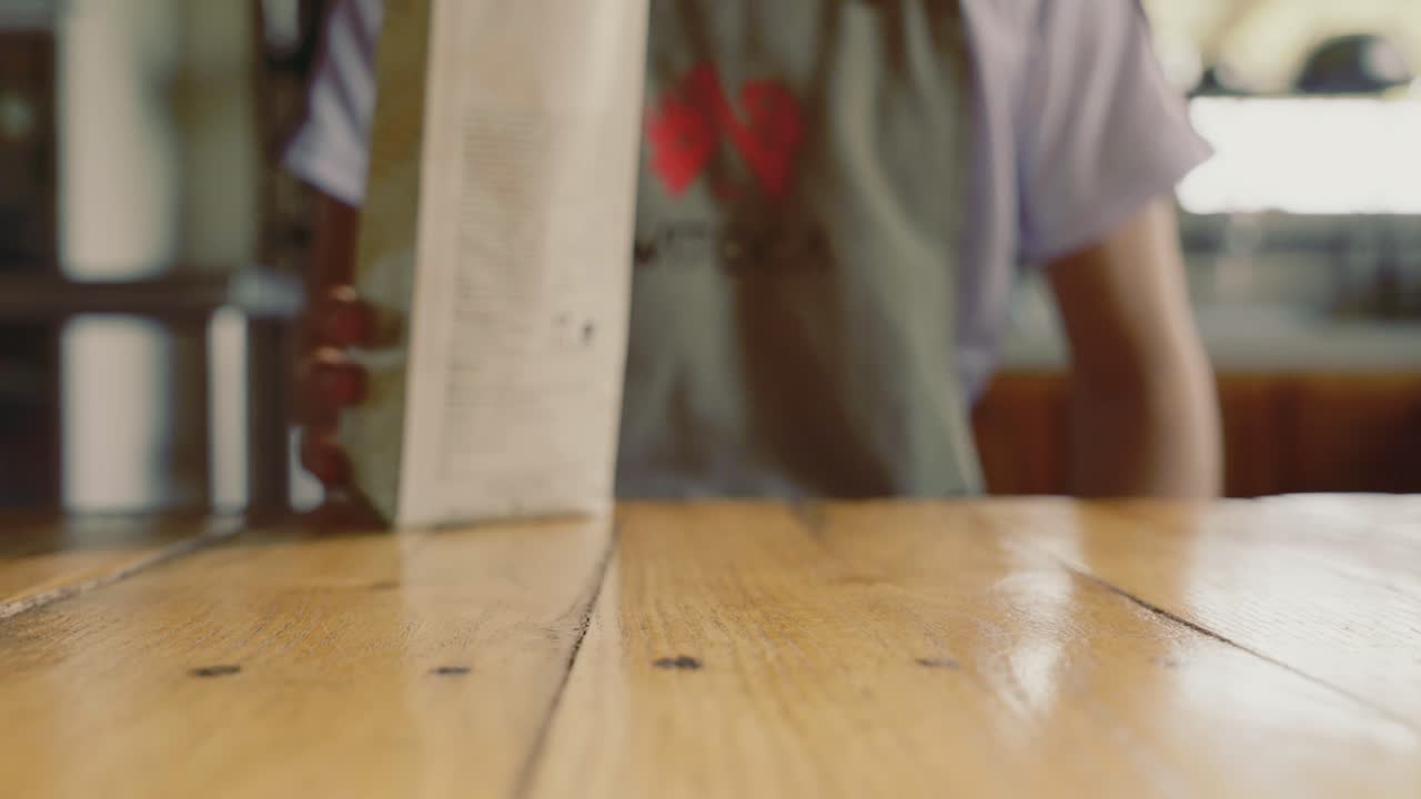 el hombre vierte café en la mesa.