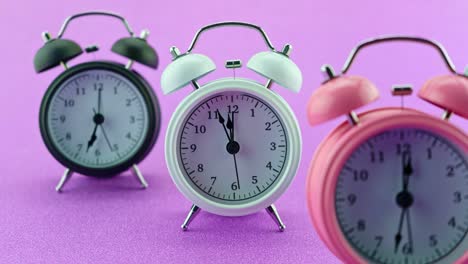 a las doce en la víspera de año nuevo, el rostro de un hermoso despertador de tres horas, indica la medianoche, adorable celebración del año nuevo, concepto, feliz año nuevo 2022, saludos, video, lapso de tiempo, animación en stop motion.