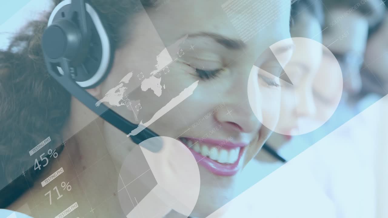 animación de estadísticas y procesamiento de datos sobre una mujer de negocios caucásica usando auriculares de teléfono