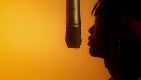 cantante grabando en el estudio