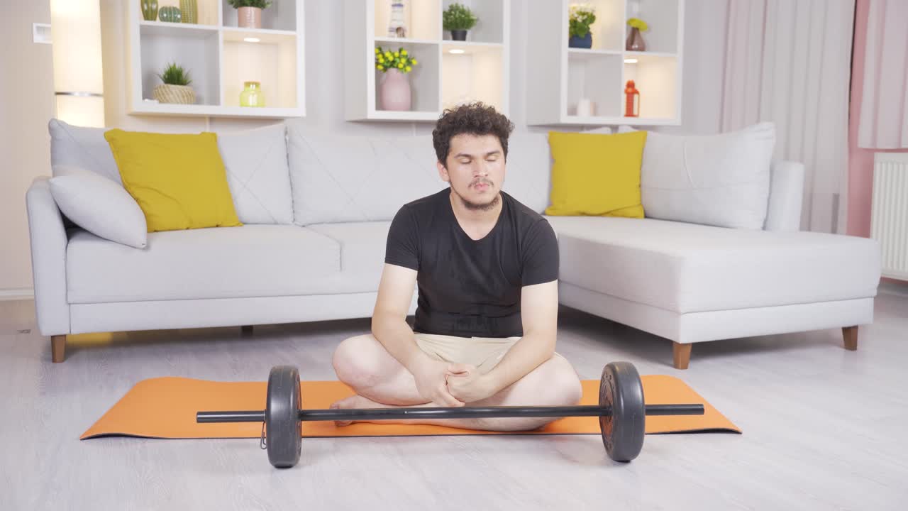 el hombre que hace deportes falla y está frustrado.