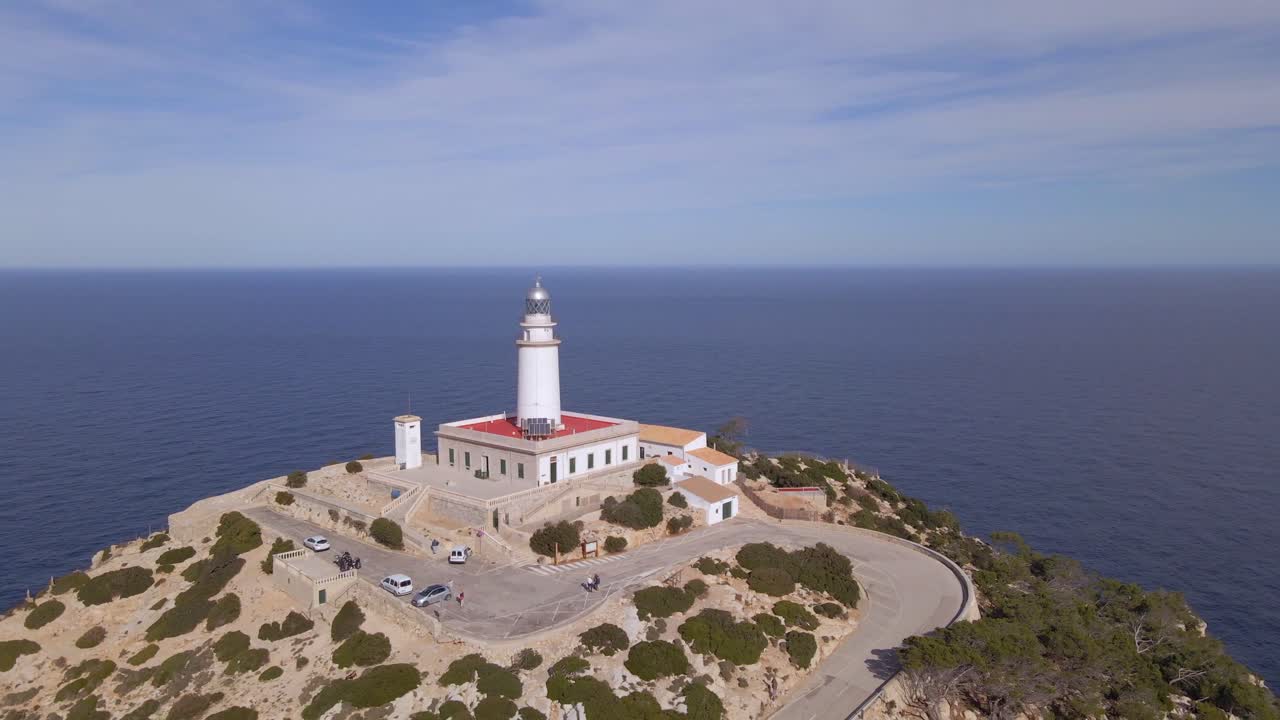 마요르카의 절벽 위에 위치한 역사적인 파로 드 포멘토르 등대 (faro de formentor lighthouse) 는 지중해의 진정된 푸른 물을 내려다보고 있습니다.