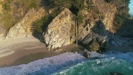 4K-UHD-Drohne---DJI-Luftaufnahmen-Der-Bezaubernden-Mcway-Falls-Und-Des-Strandes-Im-Julia-Pfeiffer-Burns-State-Park,-Am-Highway-One,-Big-Sur,-Kalifornien-|-Roadtrip-An-Der-Westküste-Der-USA