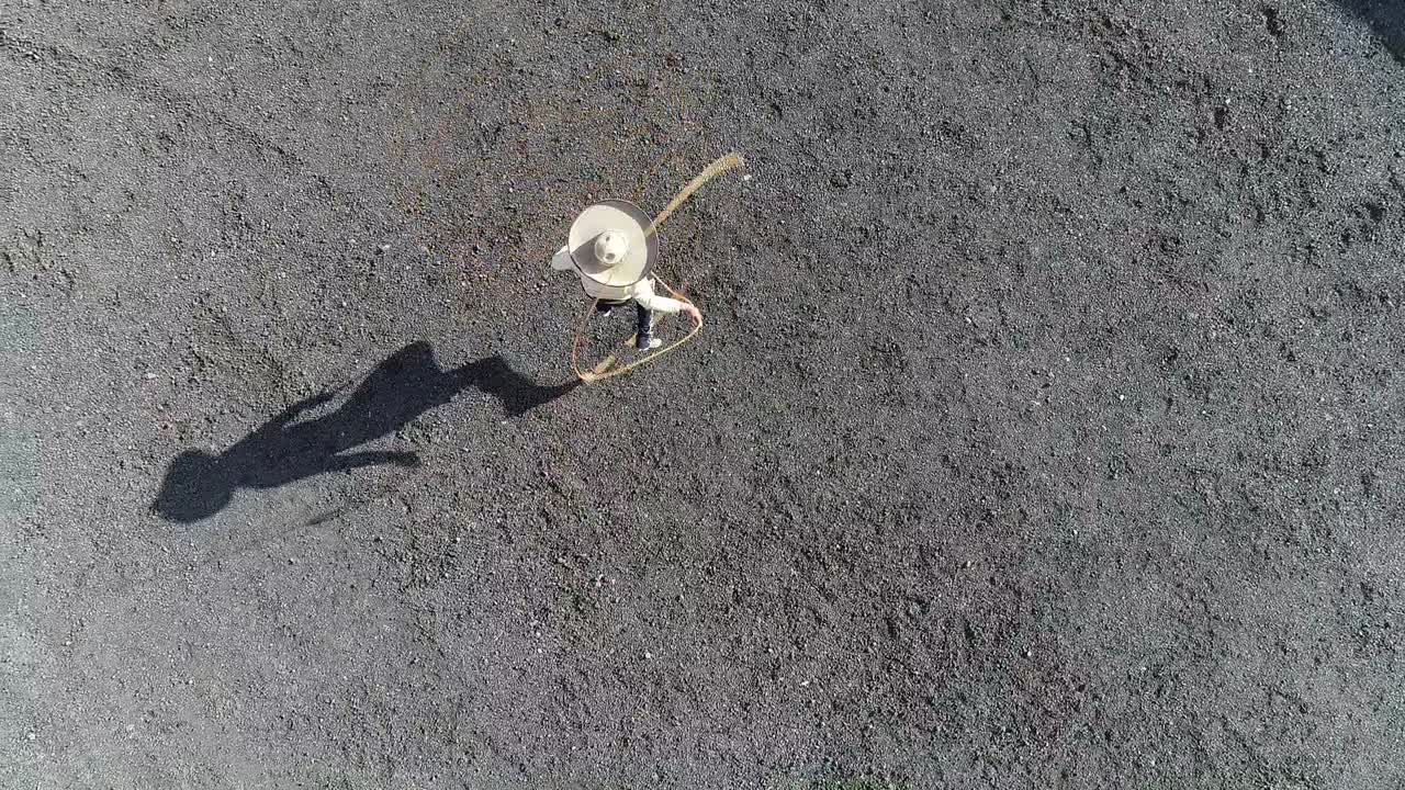 멕시코의 샤로 (charro) 가 로프 트릭을 수행하는 드론 뷰