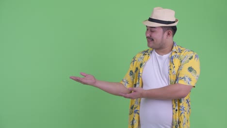 joven, guapo y gordo turista asiático
