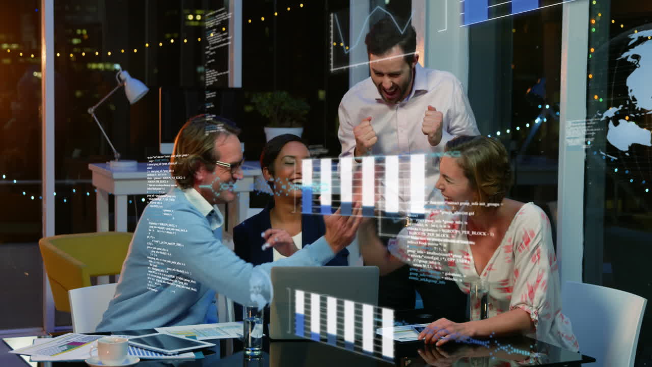 animación del procesamiento de datos financieros sobre diversas personas de negocios en la oficina