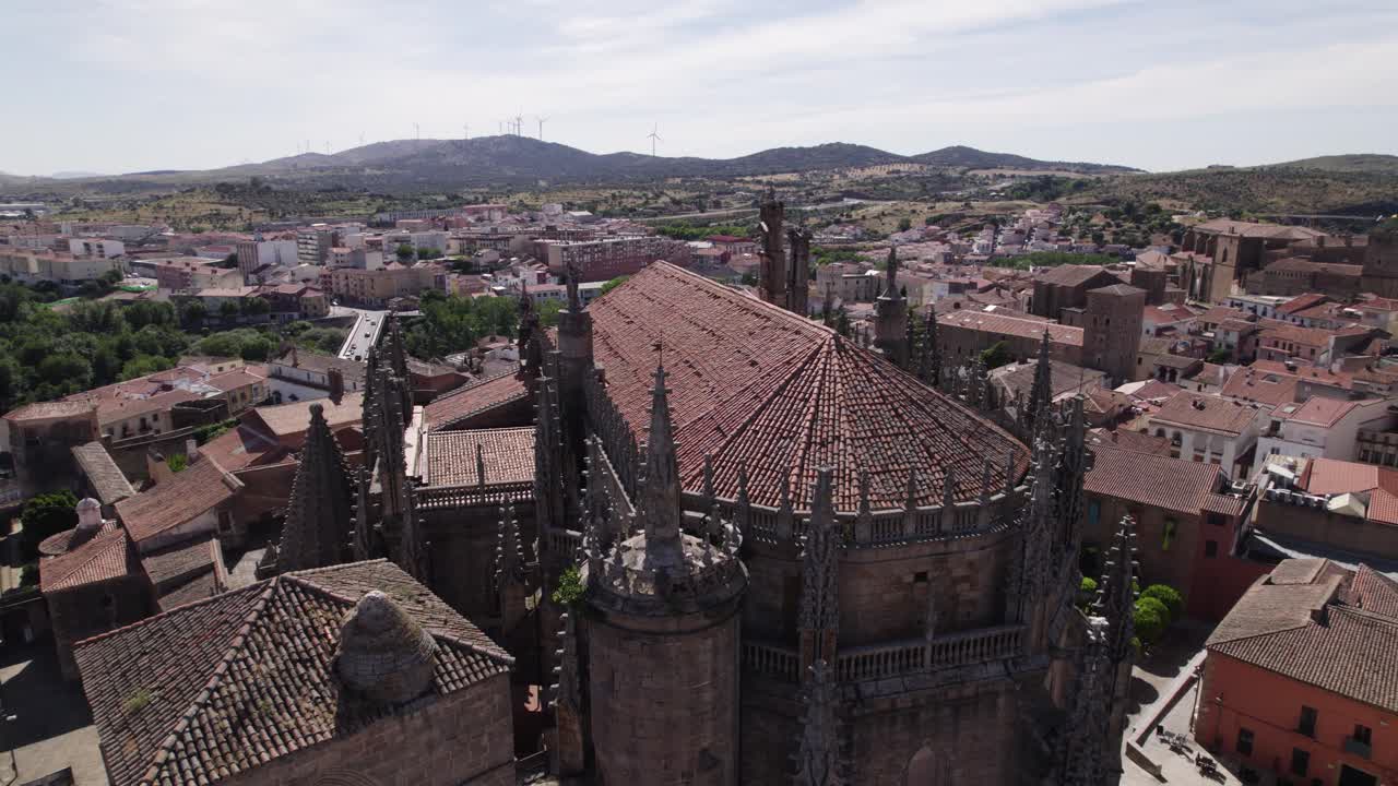 vista aérea orbitando a nova catedral de plasencia torres com vista para o horizonte românico espanhol
