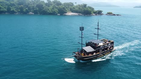 Barco-Pirata-Flotando-Alrededor-De-La-Costa-De-Brasil-Cerca-De-Las-Islas