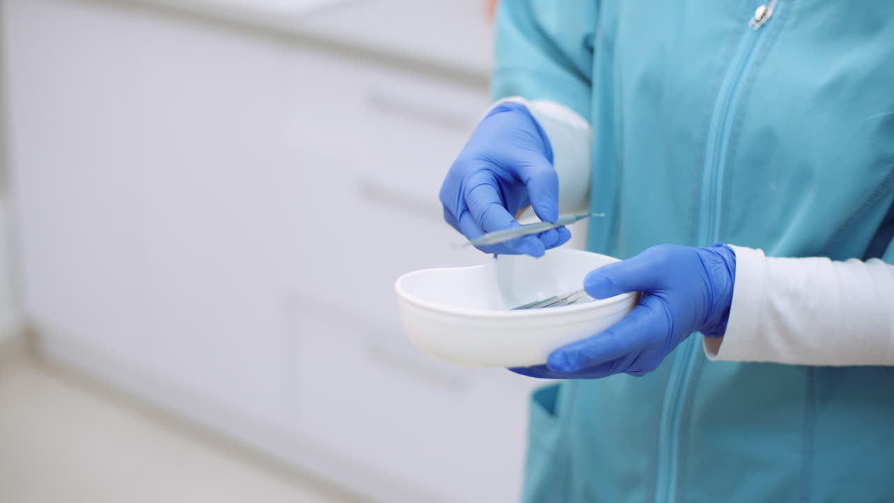 el médico ordena los instrumentos médicos en la clínica de salud 1