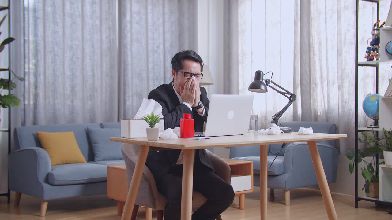 아픈 동안 집에서 일하는 남자