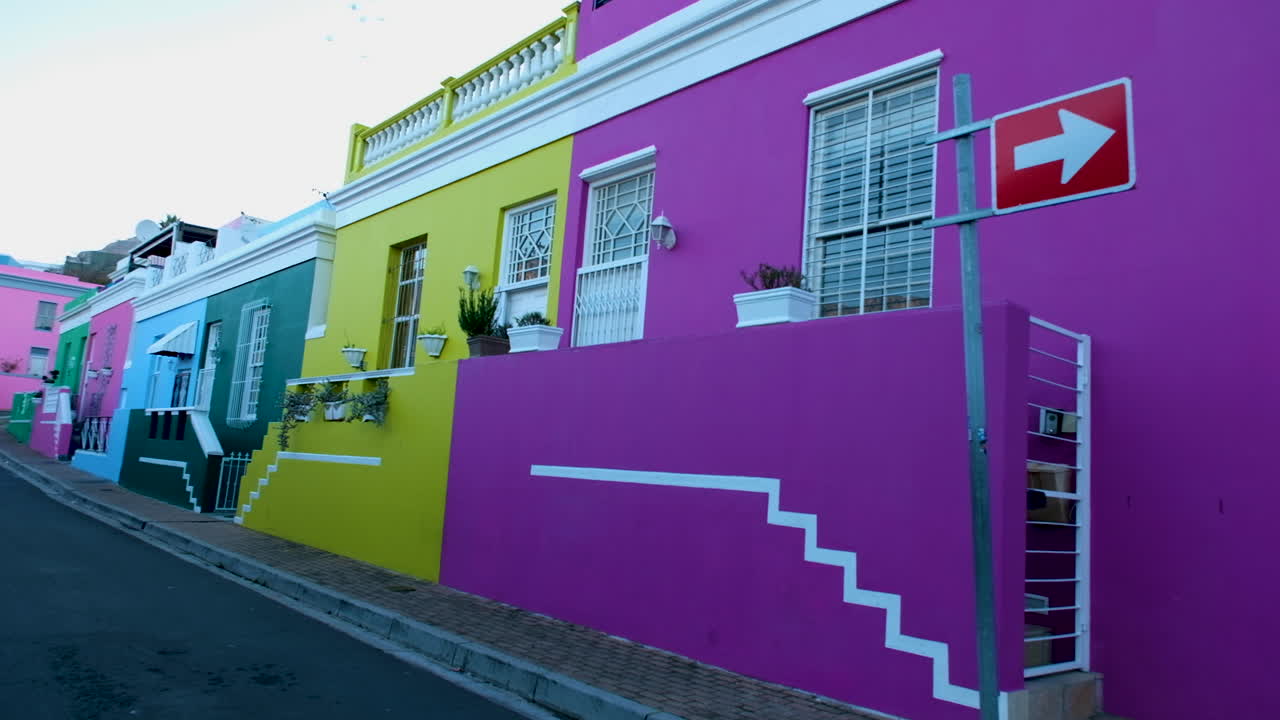 las casas coloridas icónicas de bo-kaap en ciudad del cabo; inclinadas hacia arriba