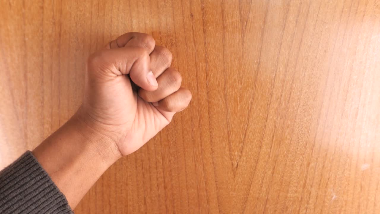 나무 표면 에 있는 사람 의 주먹