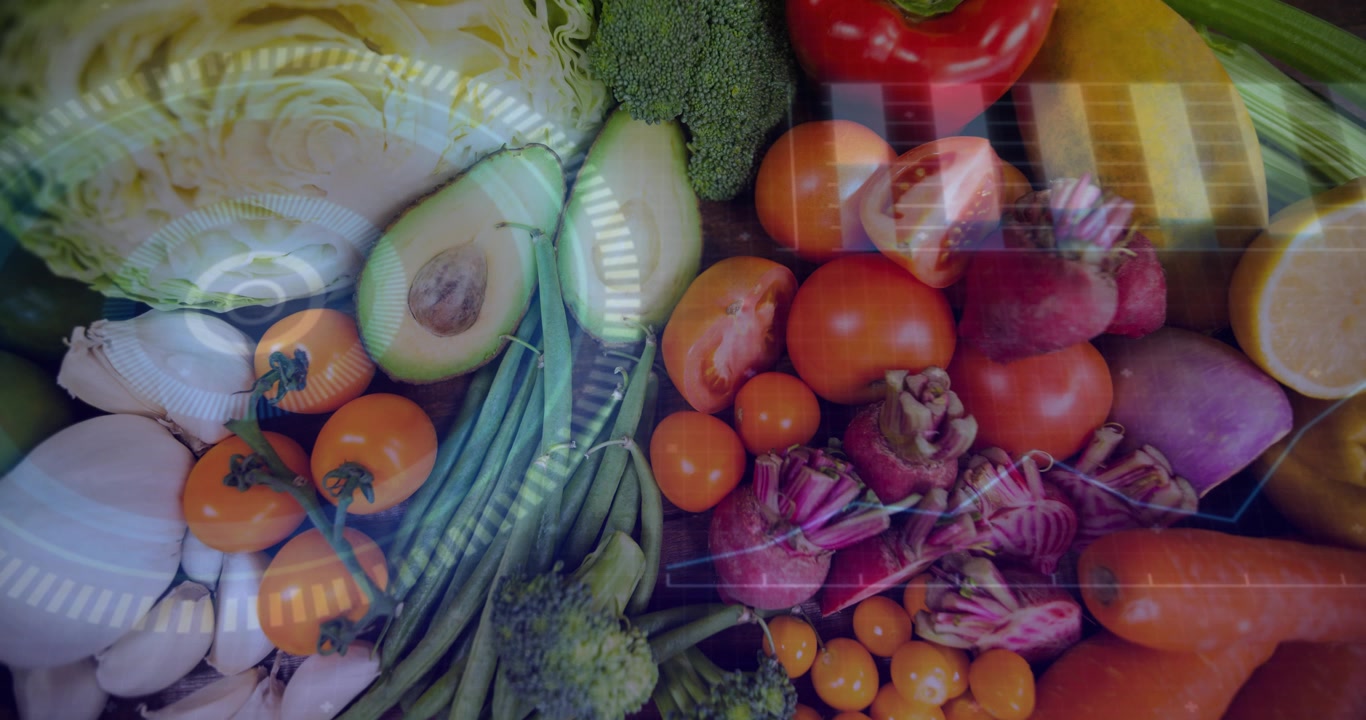 Prodotti freschi su un vassoio, con un HUD che appare in riproduzione, pulsante e che scansiona, mostrando la freschezza per la tecnologia alimentare.
